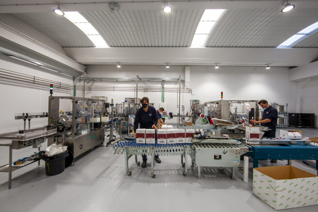 カネナのオリーブオイルの瓶詰め作業